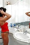 Seducente Bruna Nonna stripping off Il suo lingerie e l'assunzione di un doccia