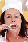 kinky maduro enfermeira simi inserir espéculo em Vovó buceta