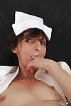 coquine tête Infirmière Andula Clignotant Granny seins et chatte dans l'hôpital chambre