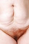 plump Oma Mit Big Titten Nimmt aus Dessous zu setzen Ihr Körper