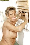 rondborstige Oma Sandra ANN strippen uit haar lingerie en houdingen naakt