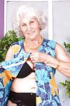 Grasso Nonna stripping da Nero lingerie e accarezzando umido figa