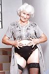 Fett Oma in schwarz halten bis Strümpfe quetschen ein Sex Spielzeug Zwischen Ihr Puffy Titten