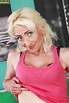 Blond Oma Janotova Greep haar geschoren volwassen kut terwijl masturberen