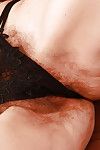 redhead Oma Sofia verwijderen rok en panty voor masturbatie sessie