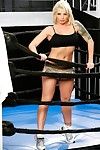 tatuado peituda milf Brooke ainda é no o humor para mostrar ela boxe skills.