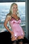 busty 금발의 섹시한중년여성 브리짓 kerkove 착용 섹시 블랙 스 광고 과시 그 화 체