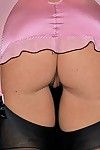 busty 금발의 섹시한중년여성 브리짓 kerkove 착용 섹시 블랙 스 광고 과시 그 화 체