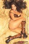 rondborstige ronde assed latina Nina Mercedez houdingen in laarzen en zwart lingerie