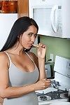 escuro cabelos latina milf Isis amor com Grande melões e careca buceta fica Nude no o cozinha
