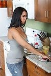 dunkel Behaarte latina Milf Isis Liebe Mit Big Melonen und kahl pussy bekommt Nackt in die Küche