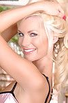 Attraktive Blonde Behaarte Milf Modell Brandi Edwards in Dessous gibt ein In der Nähe bis anzeigen der Ihr Schlitz
