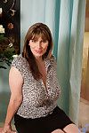 लंपट परिपक्व plumper जोसफिन जेम्स स्ट्रिप्स उसके वस्त्र करने के लिए खेल के साथ उसके स्तन और योनी