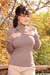 Big meloned glassed mature beauty Lisa Ann gets completely nude and spreads her legs outside