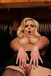Блондинка в черный Феникс Мари показывает офф ее огромный tits, Сочные плюшки и Урвать в В полу темный