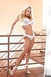 poseren :Door: De trap Glamoureuze Blond Stormachtig Daniels Strips haar wit lingerie en Spreads naakt