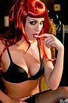 Wunderschöne redhead Kirsten Preis Posen in schwarz Dessous und nylon Strümpfe dann entblößt Ihr Titten