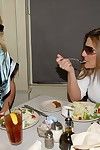dos Milfy amigos Austin Kincaid y Samantha Ryan han lesbianas Sexo después de el desayuno
