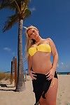 Zoet groot titted Blond milf Julie Cash in geel Bikini het krijgen van geplukt tot en gespietst op haan