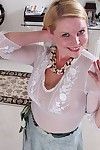 Одели зрелые Блондинка женщина Линн Миллер Раскрывая Большой сиськи и Зад