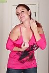 मनोहर परिपक्व Brandie जोन्स लेने के बंद जीन्स और दिखा रहा है बड़े स्तन