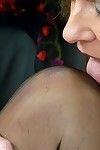सेक्सी परिपक्व बुत मॉडल साटन jayde प्रसार उसके पैर में काले मोज़ा
