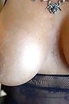 Dolgun ev hanımı Sandra Otterson modelleme seksi crotchless bodystocking