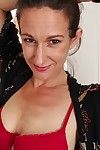 Geneviève crest montre garni chatte par le biais de lingerie et se masturbe Dur