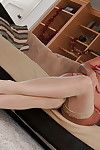 Aziatische volwassen lady Kianna Dior strippen en verspreiding haar benen