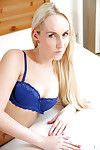 mature blonde Babe Jenny Simmons libère Minuscule seins avant se masturber