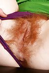 mature Femme dans Stockage clad Pieds Ana Molly tirant sur pubis poils