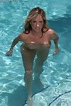 岁 金发女郎 联合石油数据倡议 西 失去 漂亮的 奶 从 比基尼 在 游泳 游泳池