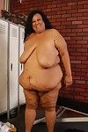 मोटापे से ग्रस्त पुराने महिला debrina उन्मुक्त बड़े पैमाने पर saggy स्तन के लिए निप्पल चाटना