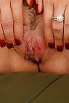 ouder Vrouw Crystal Rayne strippen naakt naar masturberen geile kut