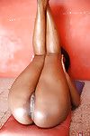 volwassen zwart lady chiya strippen uit leer lingerie naar vormen naakt