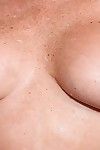 maturo donna Jodi West dimostrando Grande Tette mentre si masturba in doccia