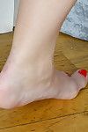 yaşlı euro dame Corazon del melek sürgülü örgü naylon çorap üzerinde bacaklar ve Ayak