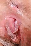 ouder Babe Leona onthulling Harige Roze twat en clitoris na panty verwijderen