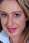 परिपक्व महिला एशले ब्रुक फिसलने अंडरवियर पर मुंडा चूत