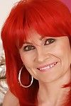 Ältere redhead Amanda Rose befreien Biber aus Höschen vor masturbieren