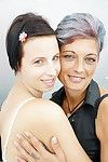 oud en jong lesbische Paar Maken uit op De bank