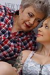 Caliente Adolescente babe jugar Con Un Maduro lesbianas