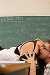 sexy milf docent neukt een Student na klasse