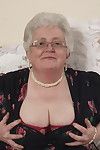 British Nonna giocare Con Il suo Voluptous corpo