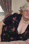 brytyjski babcia grać z jej voluptous ciało