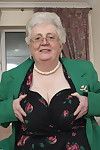 brytyjski babcia grać z jej voluptous ciało