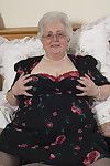 De britse Oma spelen met haar voluptous lichaam