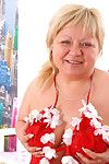 obesitas Blond mama laat een glas Dildo in haar split