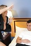 sexy más 40 MILF Jodi Oeste se masturba off y handjobs Joey