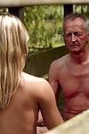 Babe gibt bis die pussy zu Senior Bürger in hot outdoor Sex
